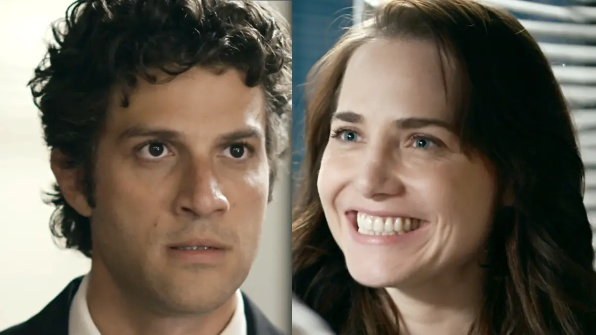 Pedro (à esquerda) e Adriana sorrindo (à direita) em Quem Ama Cuida.