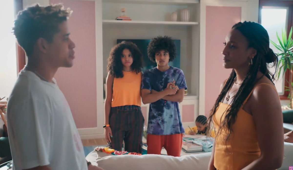 Peixe (Cauê Campos) confronta Bela (Sheron Menezzes) em Por Você (Foto: Reprodução/TV Globo)
