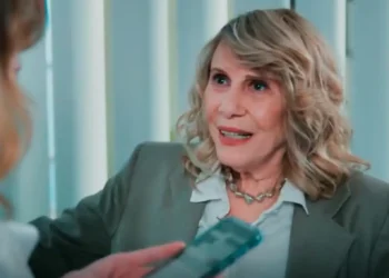 Por Você: Prestes a morrer, Pérola decide esconder o diagnóstico de doença da família, e Vanessa desconfia
