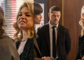 Quem Ama Cuida: Após flagrar Ingrid saindo do banheiro do quarto de Iuri, Pilar dá um tapa na cara da filha