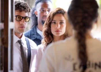 Pedro (Chay Suede) e Bruna (Nanda Marques) ficam cara a cara com Adriana (Letícia Colin) no restaurante em Quem Ama Cuida (Foto: Beatriz Damy/Globo)