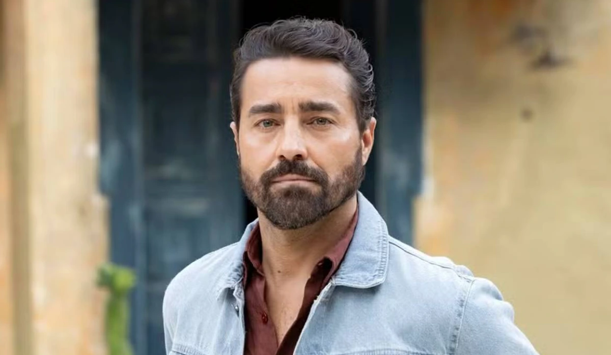 Jean Carlos (Ricardo Pereira) ressurge vivo em Coração Acelerado (Foto: Manoella Mello/Globo)