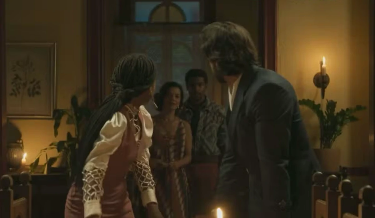 Tonho (Ronald Sotto) flagra Alika (Duda Santos) e Omar (Rodrigo Simas) próximos em A Nobreza do Amor (Foto: Reprodução/TV Globo)