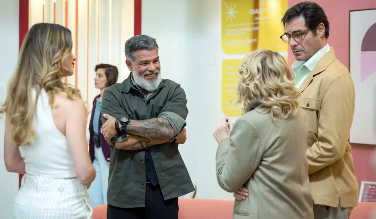 Vanessa (Alinne Moraes) tenta negociar a venda com Junqueira (Maurício Mattar), surpreendendo Pérola (Renata Sorrah) e Gabriel (Thiago Lacerda) em Por Você (Foto: Manoella Mello/Globo)