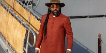 Jendal (Lázaro Ramos) desembarca no Brasil em busca de Alika (Duda Santos) em A Nobreza do Amor (Foto: Angélica Goudinho/Globo)
