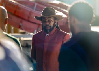 Jendal (Lázaro Ramos) em sua chegada ao Brasil em A Nobreza do Amor (Foto: Angélica Goudinho/Globo)