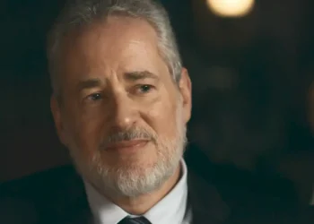 Ademir com semblante preocupado em cena de Quem Ama Cuida.