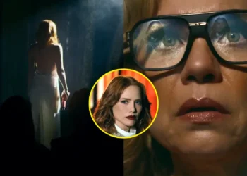 Adriana de costas e iluminada; Pilar (à direita) incrédula.