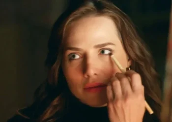 Adriana ressurge poderosa com novo visual e chega triunfal ao evento da Brandão Joias para revelar que é a nova dona da empresa