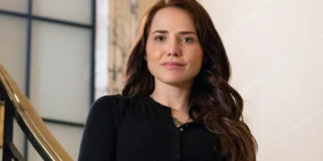 Adriana (Letícia Colin) se revela e toma posse da joalheria em Quem Ama Cuida (Foto: Manoella Mello/Globo)