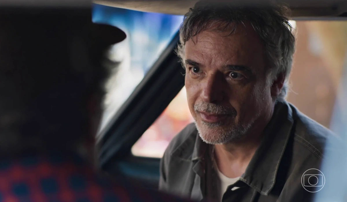 Zé (Ângelo Antônio) confronta Juarez (Milhem Cortaz) em Por Você (Foto: Reprodução/TV Globo)