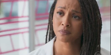 Bela com expressão de preocupação em cena da novela Por Você.