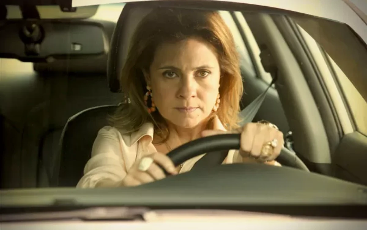 Avenida Brasil: Carminha foge da mansão, Nina vai atrás da vilã e as duas desaparecem