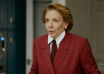 Diná (Rosi Campos) em Quem Ama Cuida (Foto: Reprodução/TV Globo)