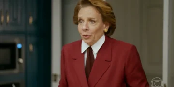 Diná (Rosi Campos) em Quem Ama Cuida (Foto: Reprodução/TV Globo)