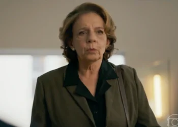 Diná (Rosi Campos) em Quem Ama Cuida (Foto: Reprodução/TV Globo)