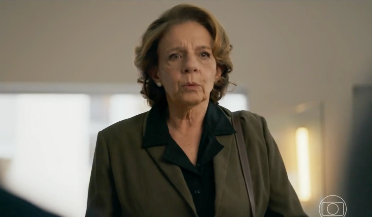 Diná (Rosi Campos) em Quem Ama Cuida (Foto: Reprodução/TV Globo)