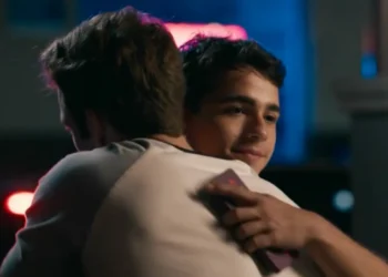 Felipe (Pietro Antonelli) e Mau Mau (João Victor Gonçalves) se abraçam em Quem Ama Cuida (Foto: Reprodução/TV Globo)