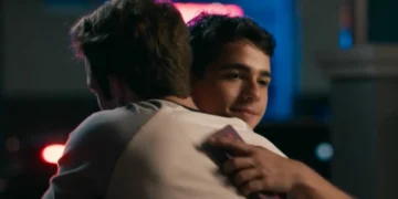 Felipe (Pietro Antonelli) e Mau Mau (João Victor Gonçalves) se abraçam em Quem Ama Cuida (Foto: Reprodução/TV Globo)