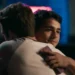 Felipe (Pietro Antonelli) e Mau Mau (João Victor Gonçalves) se abraçam em Quem Ama Cuida (Foto: Reprodução/TV Globo)