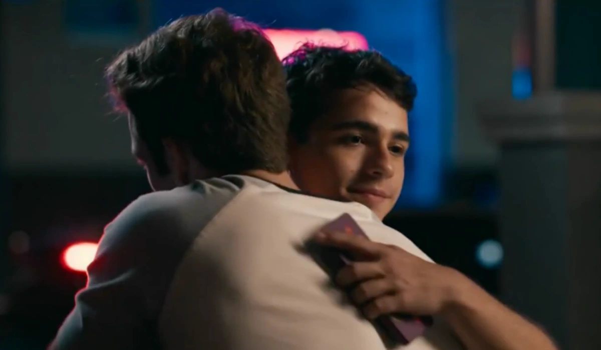 Felipe (Pietro Antonelli) e Mau Mau (João Victor Gonçalves) se abraçam em Quem Ama Cuida (Foto: Reprodução/TV Globo)