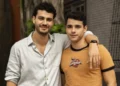 Fernando (Pedro Alves) e Mau Mau (João Victor Gonçalves) em Quem Ama Cuida (Foto: Gabriel Vaguel/Globo)