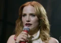 Adriana (Letícia Colin) em seu retorno triunfal em Quem Ama Cuida (Foto: Reprodução/TV Globo)