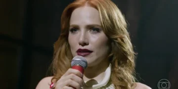 Adriana (Letícia Colin) em seu retorno triunfal em Quem Ama Cuida (Foto: Reprodução/TV Globo)