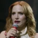 Adriana (Letícia Colin) em seu retorno triunfal em Quem Ama Cuida (Foto: Reprodução/TV Globo)