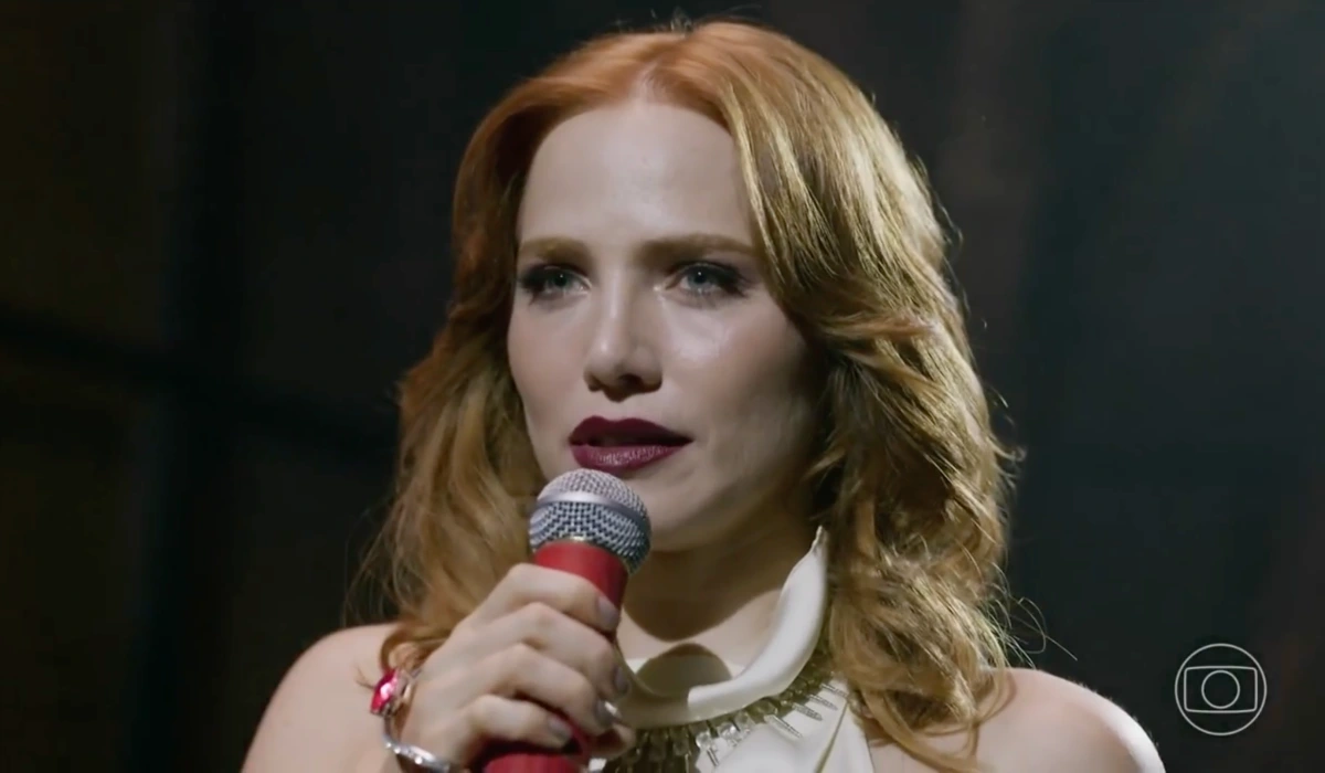 Adriana (Letícia Colin) em seu retorno triunfal em Quem Ama Cuida (Foto: Reprodução/TV Globo)
