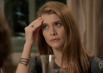 Lívia (Alinne Moraes) em Além do Tempo (Foto: Reprodução/TV Globo)