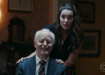Francesca (Nathalia Dill) e Cesar pai (Hélio Ribeiro) em Quem Ama Cuida (Foto: Reprodução/TV Globo)