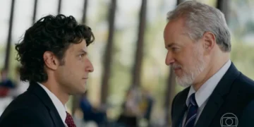 Pedro (Chay Suede) e Ademir (Dan Stulbach) em Quem Ama Cuida (Foto: Reprodução/TV Globo)