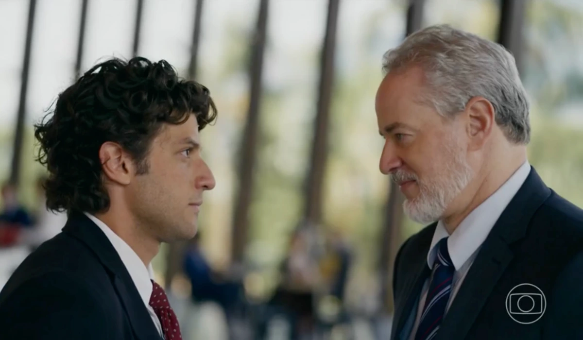 Pedro (Chay Suede) e Ademir (Dan Stulbach) em Quem Ama Cuida (Foto: Reprodução/TV Globo)