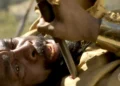 Jendal com uma espada cravada no ombro em cena da novela A Nobreza do Amor.