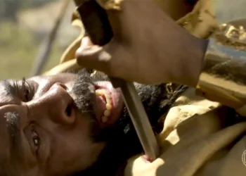 Jendal com uma espada cravada no ombro em cena da novela A Nobreza do Amor.