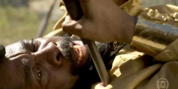 Jendal com uma espada cravada no ombro em cena da novela A Nobreza do Amor.