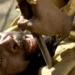 Jendal com uma espada cravada no ombro em cena da novela A Nobreza do Amor.