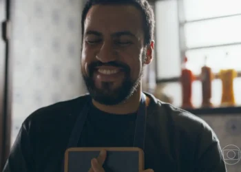 Quem Ama Cuida: Rosa mostra a Joel o caderno de receitas de Francesca, e ele se emociona com a preciosa lembrança da mãe