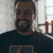 Quem Ama Cuida: Rosa mostra a Joel o caderno de receitas de Francesca, e ele se emociona com a preciosa lembrança da mãe