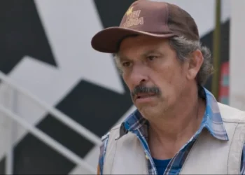 Juarez (Milhem Cortaz) em Por Você (Foto: Reprodução/TV Globo)
