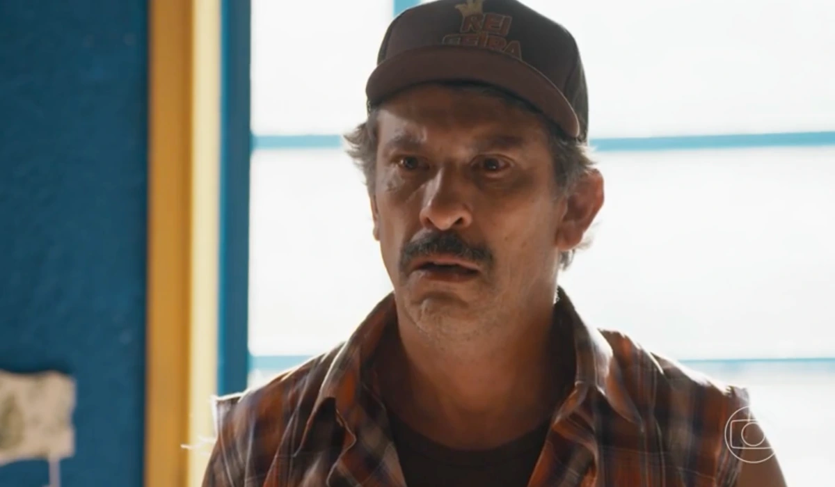 Juarez (Milhem Cortaz) em Por Você (Foto: Reprodução/TV Globo)