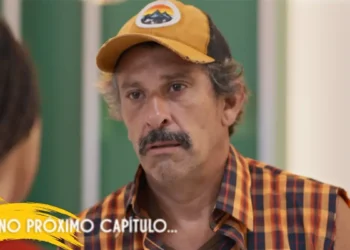 Juarez com semblante de preocupação em cena de Por Você.