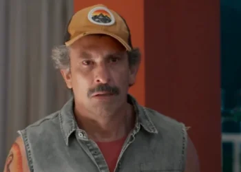 Juarez (Milhem Cortaz) em Por Você (Foto: Reprodução/TV Globo)