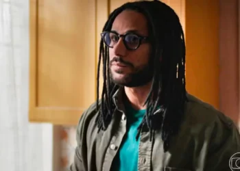Lucas (Amaury Lorenzo) em Por Você (Foto: Reprodução/TV Globo)