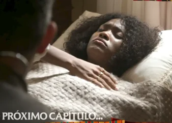 Niara na cama, com os olhos fechados, doente, em cena de A Nobreza do Amor.