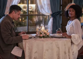 Onildo (Paulo Lessa) e Niara (Erika Januza) durante encontro em A Nobreza do Amor (Foto: Angélica Goudinho/Globo)