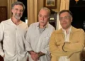 Quem Ama Cuida: A convite de Nicolau, Otoniel vai a um centro espírita para entender sua mediunidade e conhece o coordenador do local