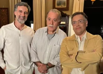 Quem Ama Cuida: A convite de Nicolau, Otoniel vai a um centro espírita para entender sua mediunidade e conhece o coordenador do local