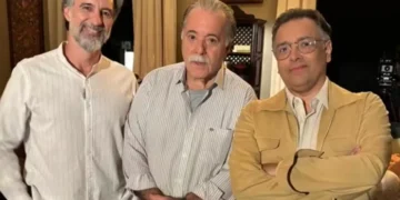 Quem Ama Cuida: A convite de Nicolau, Otoniel vai a um centro espírita para entender sua mediunidade e conhece o coordenador do local